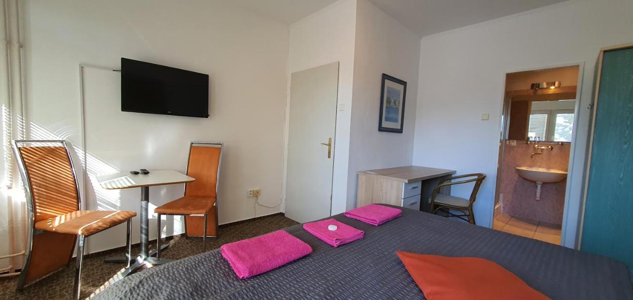 M-Tourist Hotell Praha Eksteriør bilde